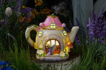 Preview: Feenhaus in Form einer Teekanne im Garten stehend, beleuchtet.